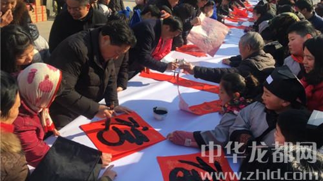 書法家揮毫送“?！?眾市民喜領(lǐng)春聯(lián)