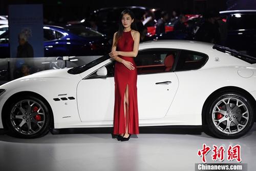 11月9日，2017第14屆中國西南（昆明）國際汽車博覽會在昆明滇池國際會展中心開展，市民欣賞了一場汽車盛宴。會展現(xiàn)場還展出了新能源汽車及機(jī)車。<a target='_blank' href='http://www.chinanews.com/'>中新社</a>記者李進(jìn)紅攝