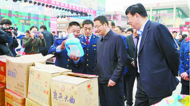 項城市消協(xié)、市工商局舉行國際消費者權(quán)益日宣傳活動