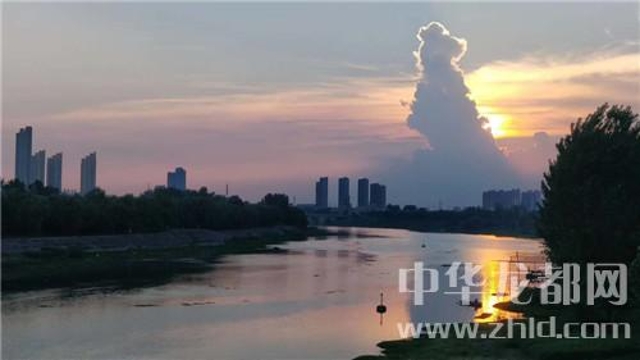 為了這朵云，周口人聚集在大慶路橋上……