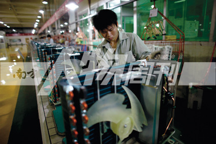 2010年5月10日，珠海格力電器工廠里，工人正在流水線上生產(chǎn)家用空調(diào)（方迎忠）