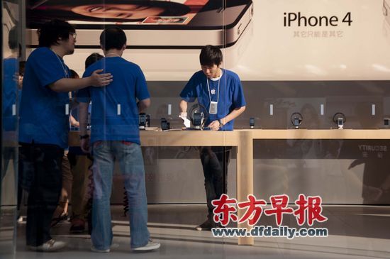 不少蘋果零售店柜臺人員說,現(xiàn)在iPhone 4很缺貨。早報(bào)記者 王炬亮 實(shí)習(xí)生 楊深來 圖 不少蘋果零售店柜臺人員說,現(xiàn)在iPhone 4很缺貨。早報(bào)記者 王炬亮 實(shí)習(xí)生 楊深來 圖