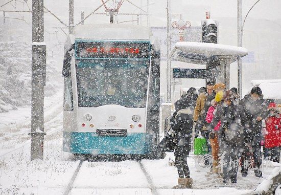冬季，大連市民在雪中等候202路鐺鐺車 新華社發(fā)(呂文正 攝) 