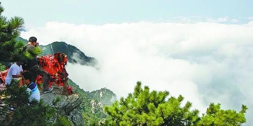  廬山云霧變幻莫測，常常轉瞬間便換了模樣。